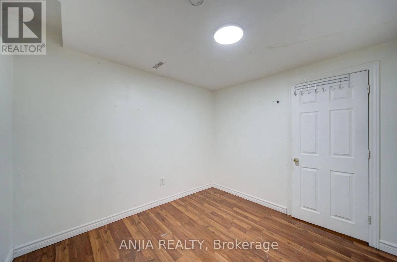8 MILLCROFT WAY