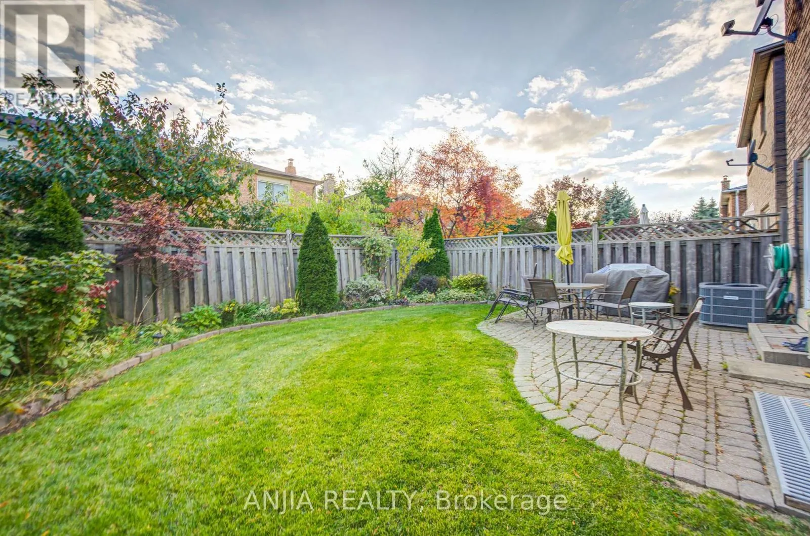 8 MILLCROFT WAY
