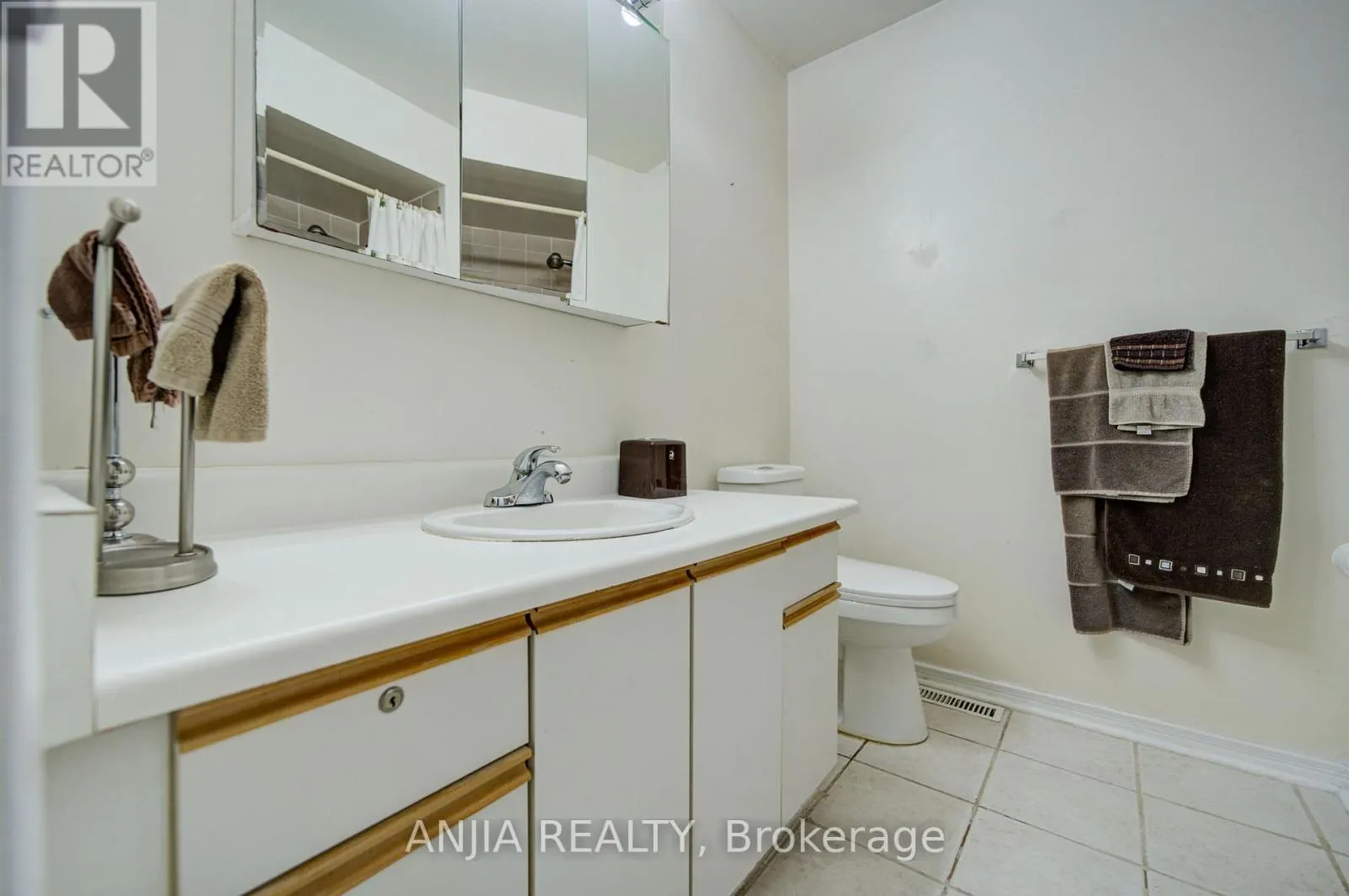 8 MILLCROFT WAY