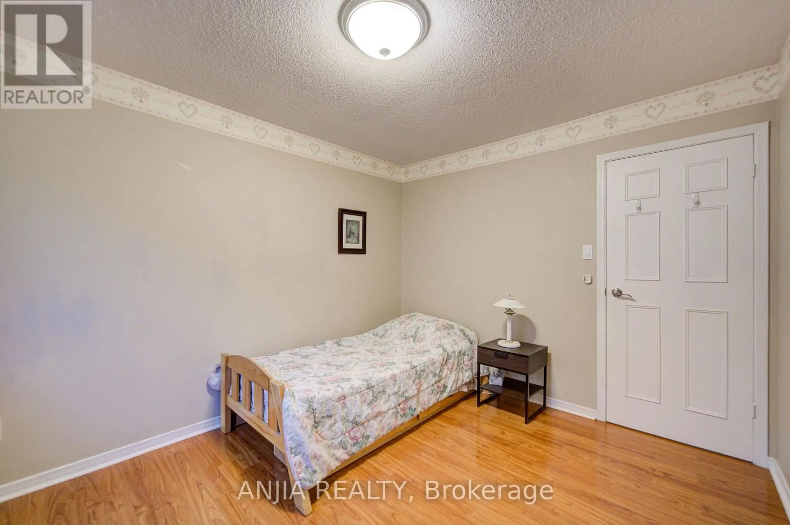 8 MILLCROFT WAY