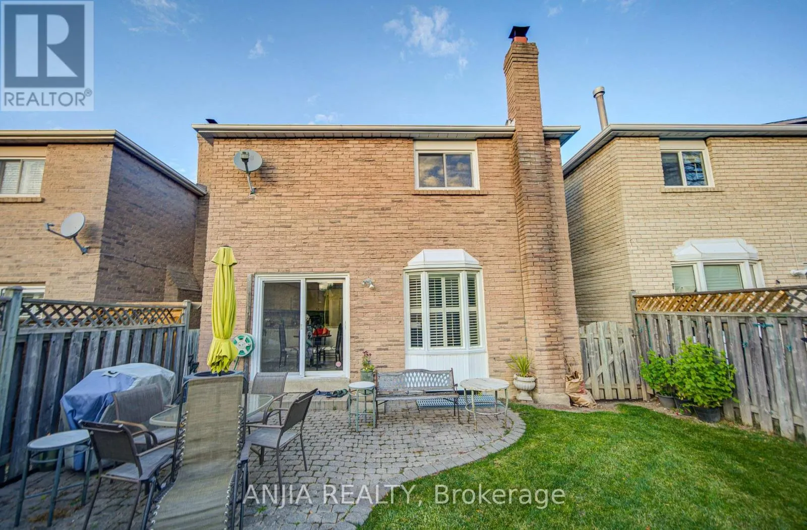 8 MILLCROFT WAY