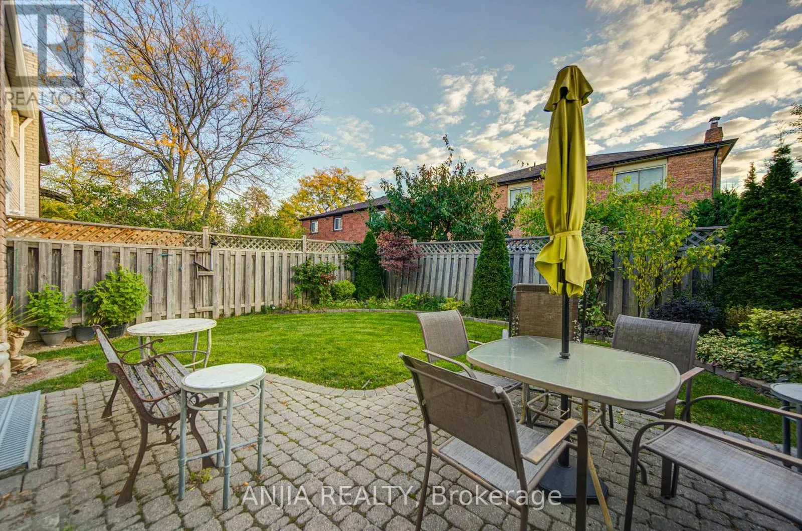 8 MILLCROFT WAY