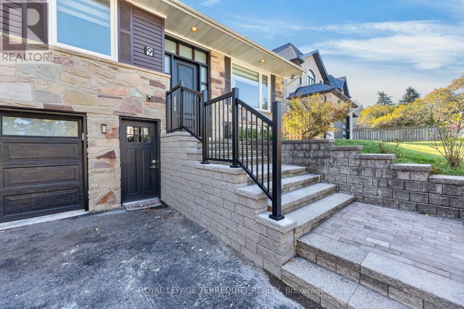 9 BRIGHTBAY CRESCENT