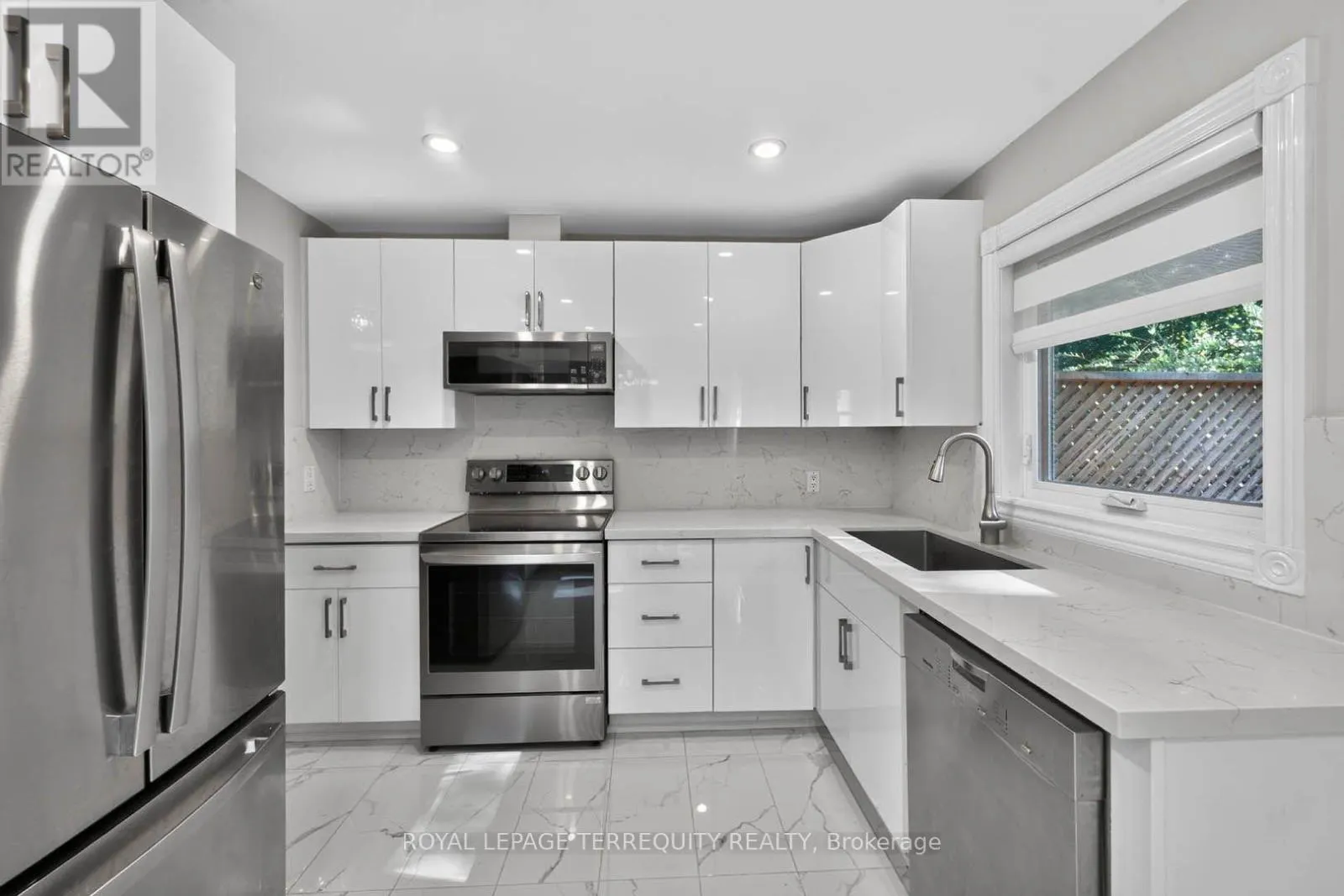 9 BRIGHTBAY CRESCENT