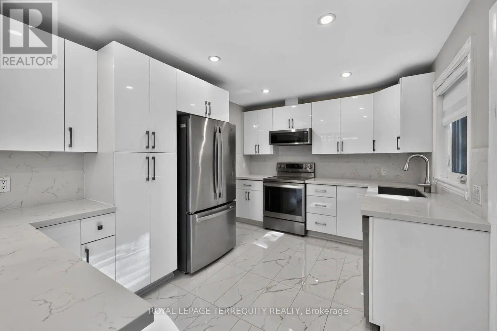 9 BRIGHTBAY CRESCENT