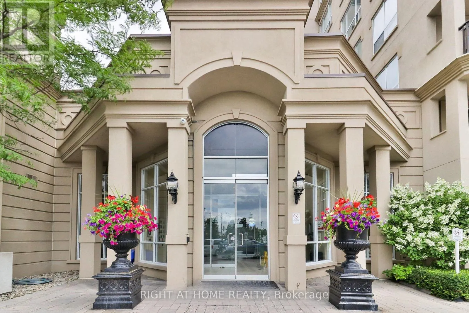 305 - 8 MAISON PARC COURT