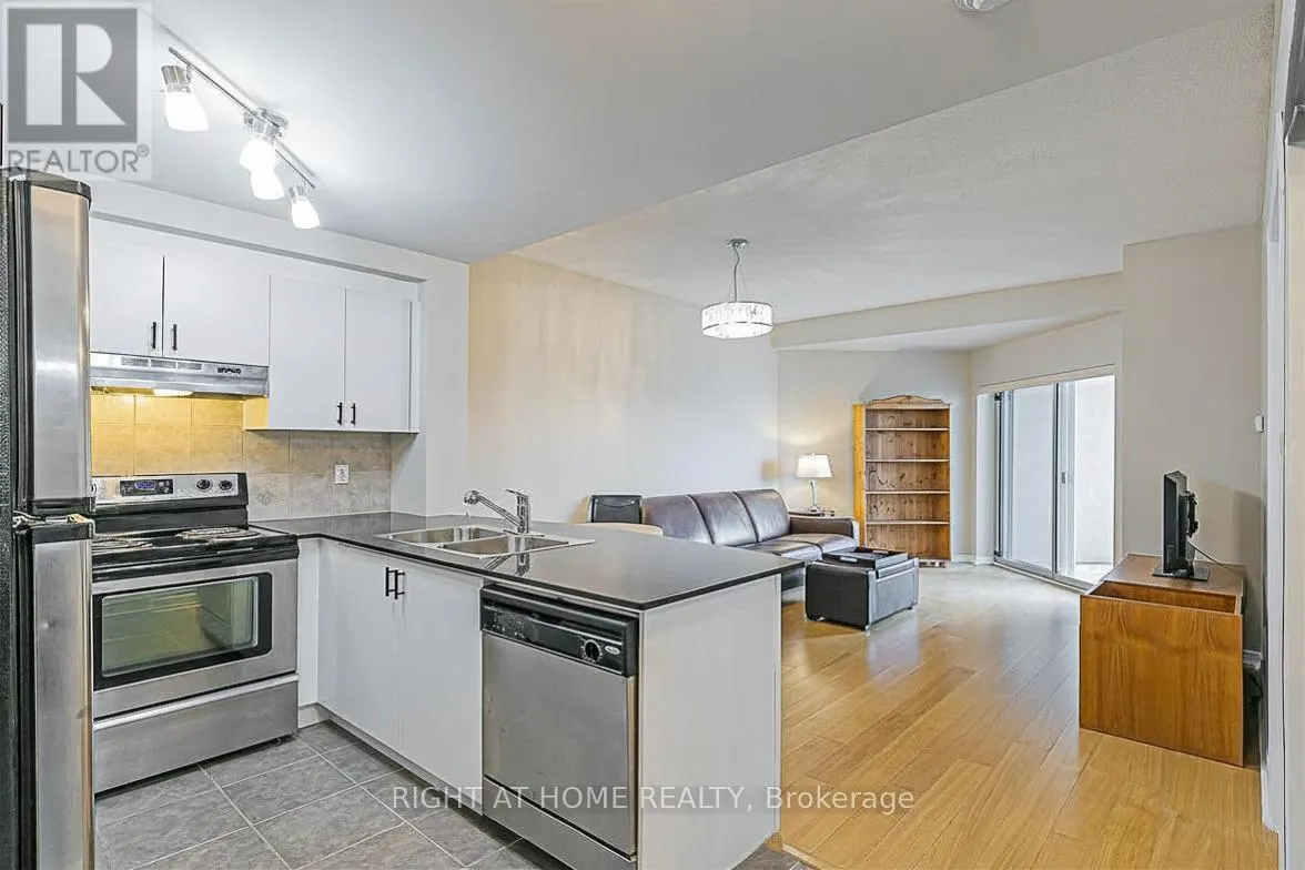305 - 8 MAISON PARC COURT