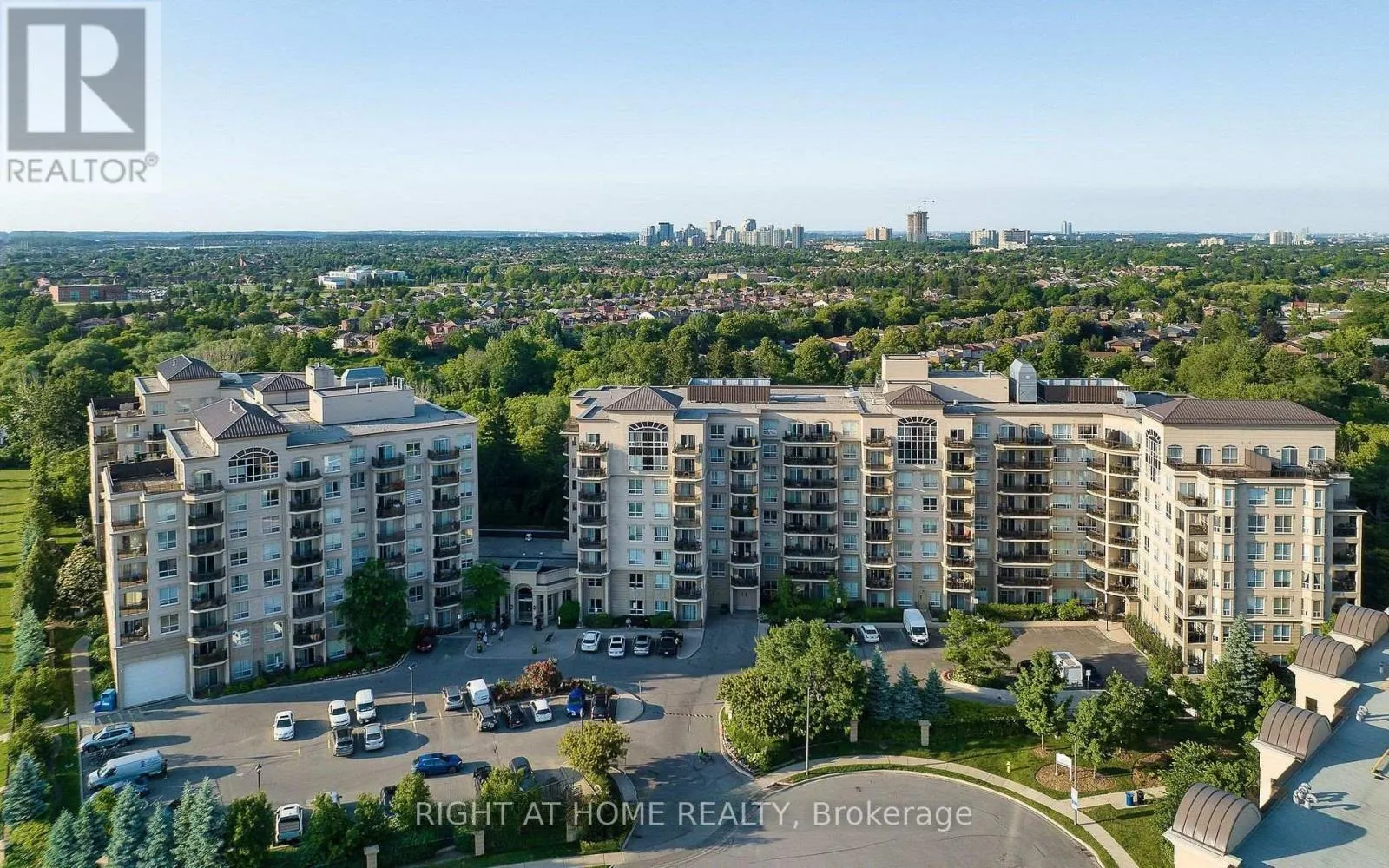 305 - 8 MAISON PARC COURT