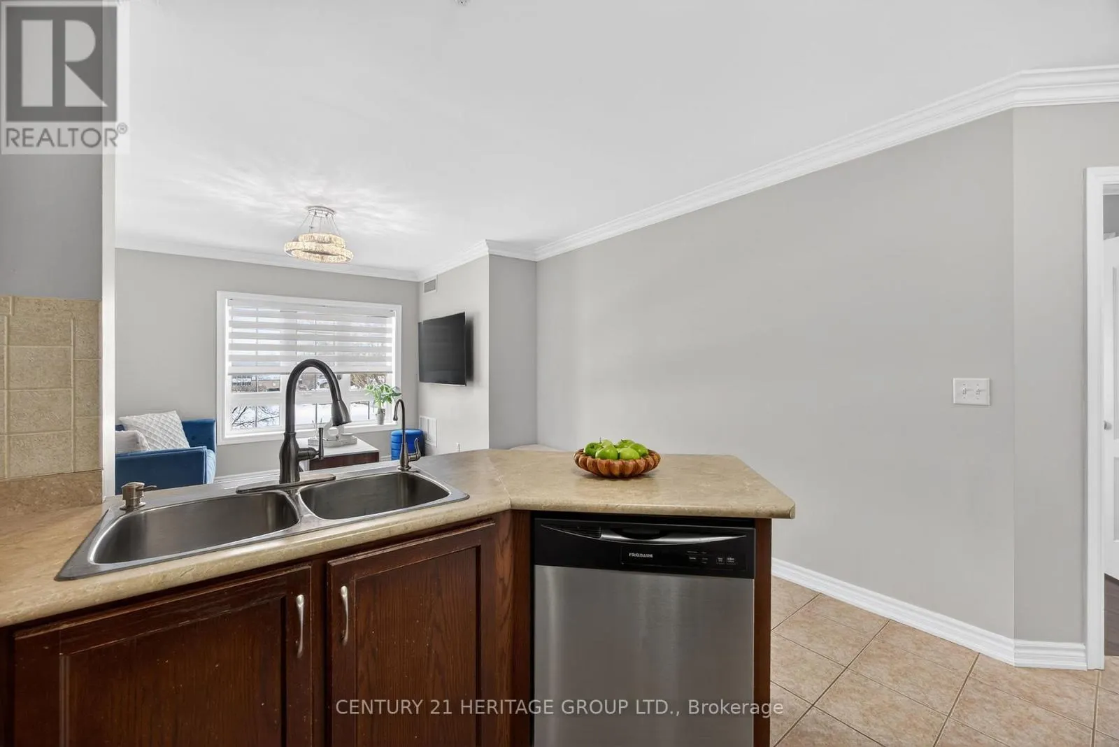 214 - 112 SIMCOE ROAD