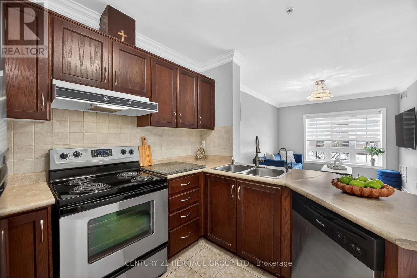 214 - 112 SIMCOE ROAD