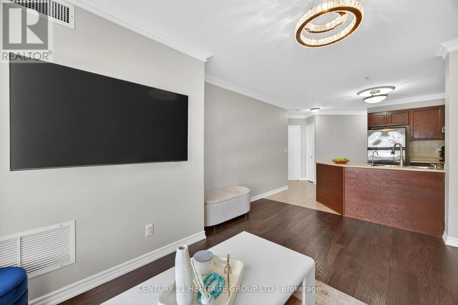 214 - 112 SIMCOE ROAD