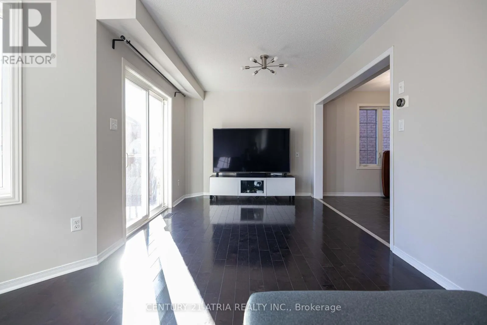 85 VERA LYNN CRESCENT