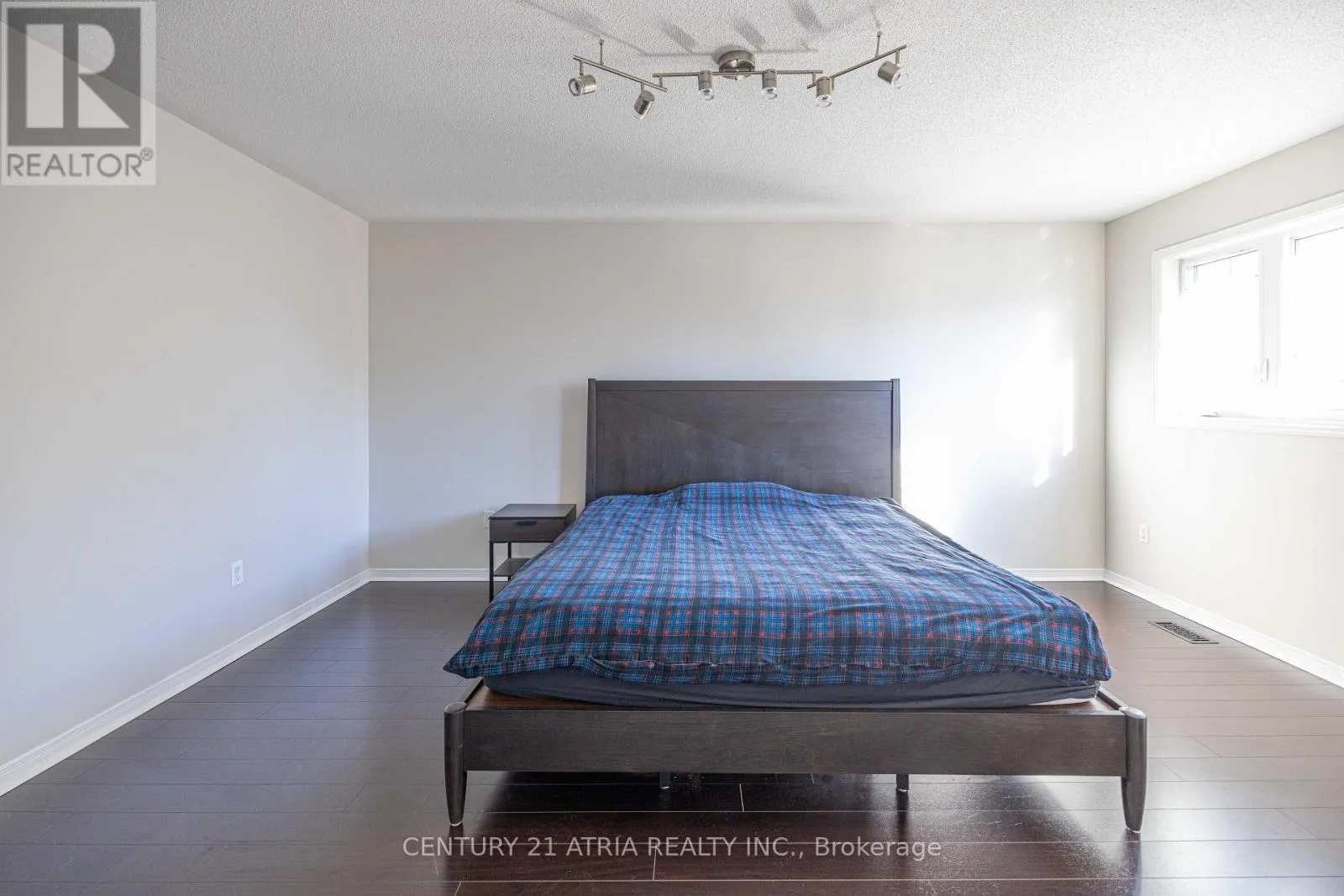 85 VERA LYNN CRESCENT