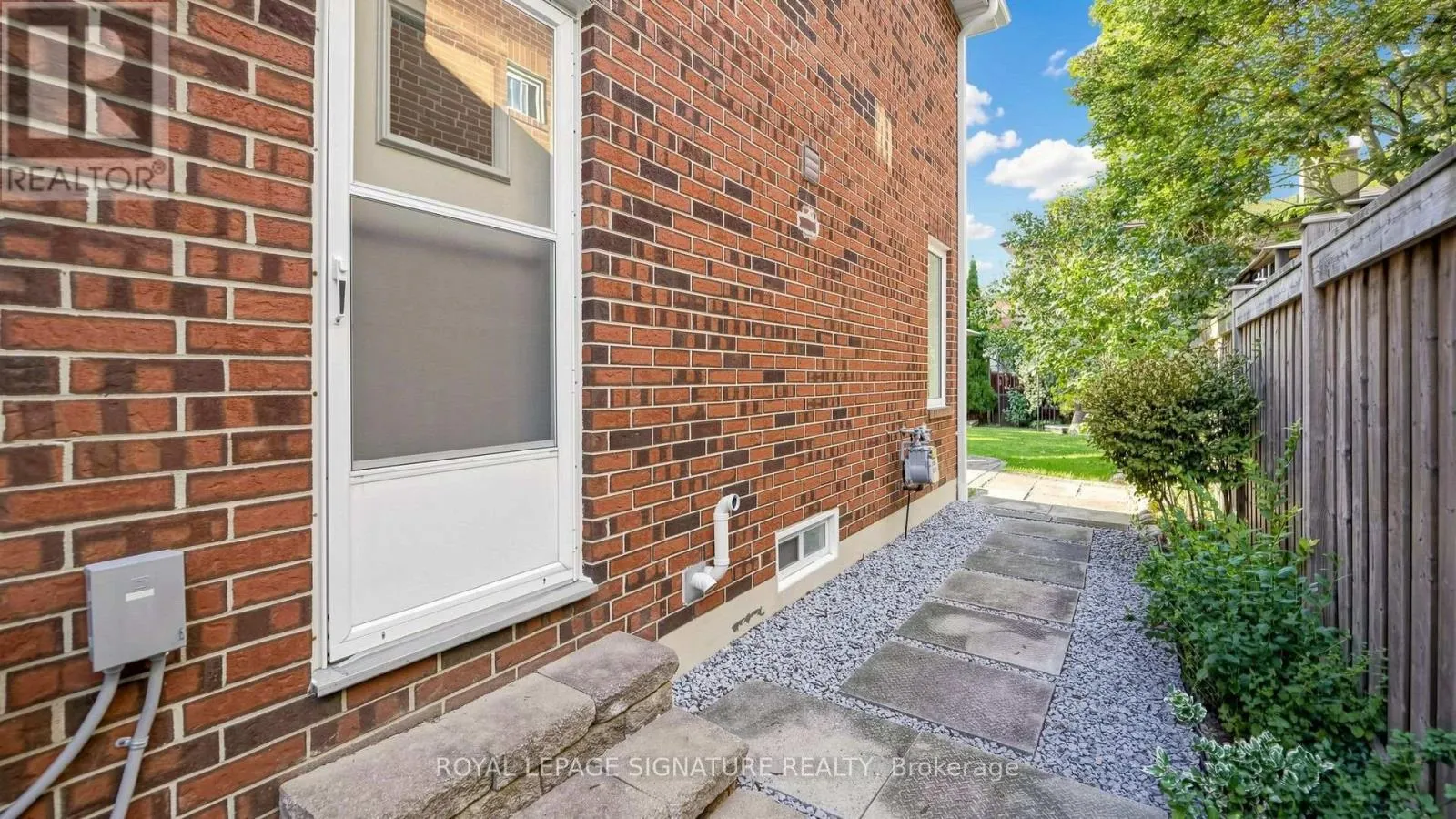 16 MEYER CIRCLE