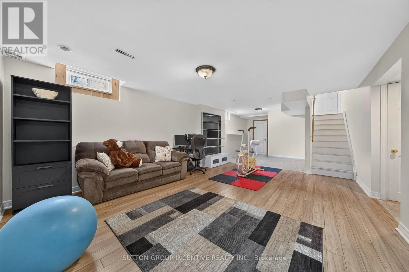 850 LESLIE DRIVE