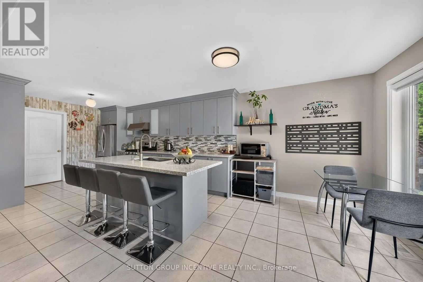 850 LESLIE DRIVE