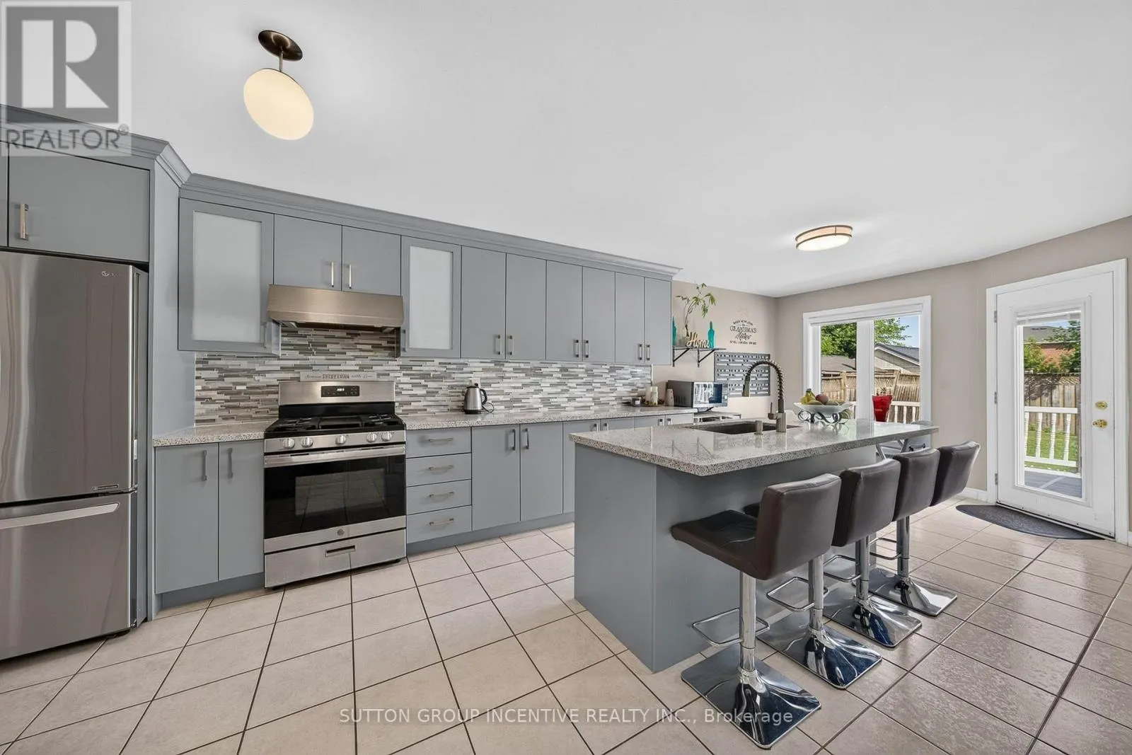 850 LESLIE DRIVE