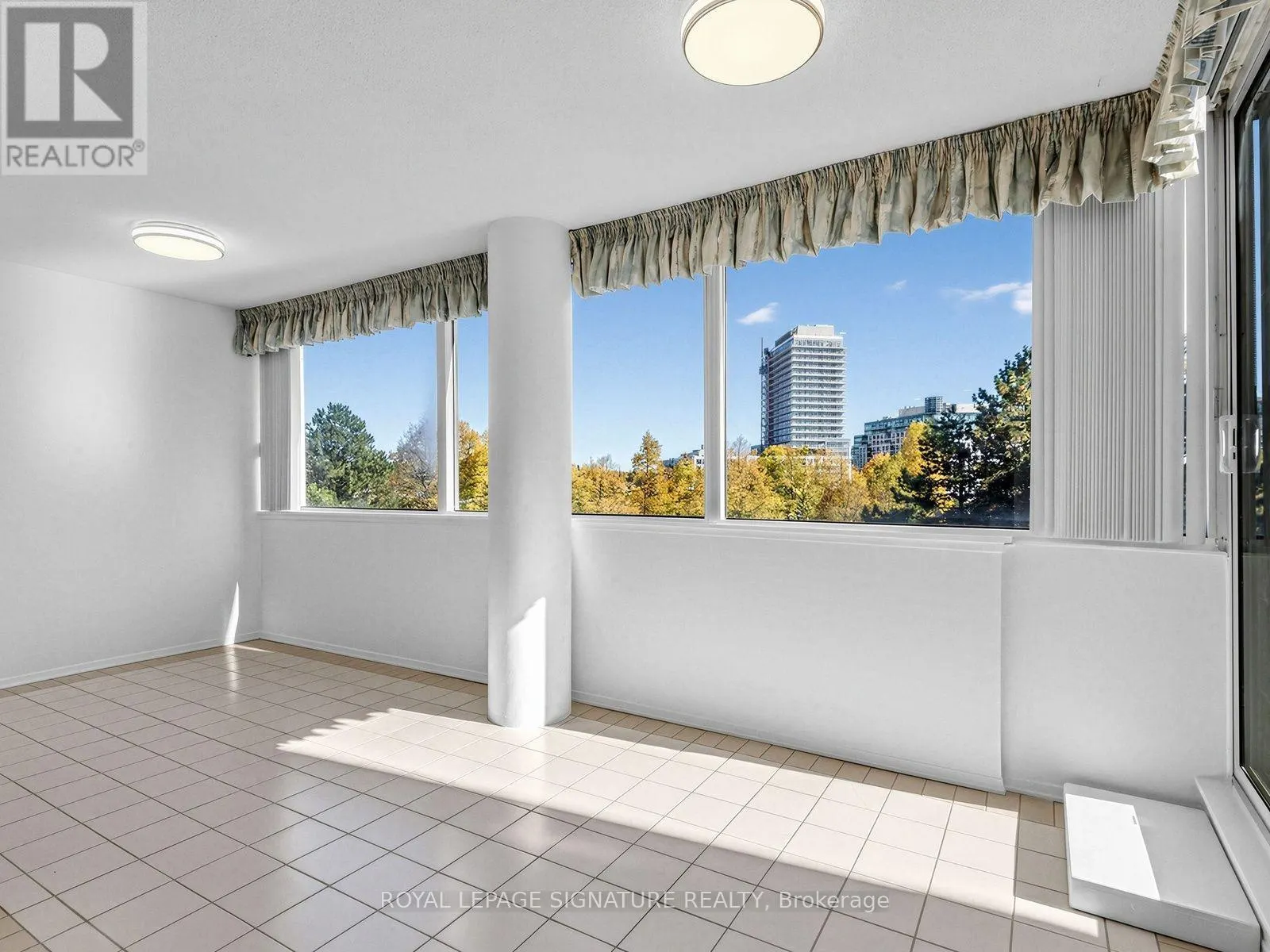303 - 20 HARDING BOULEVARD W