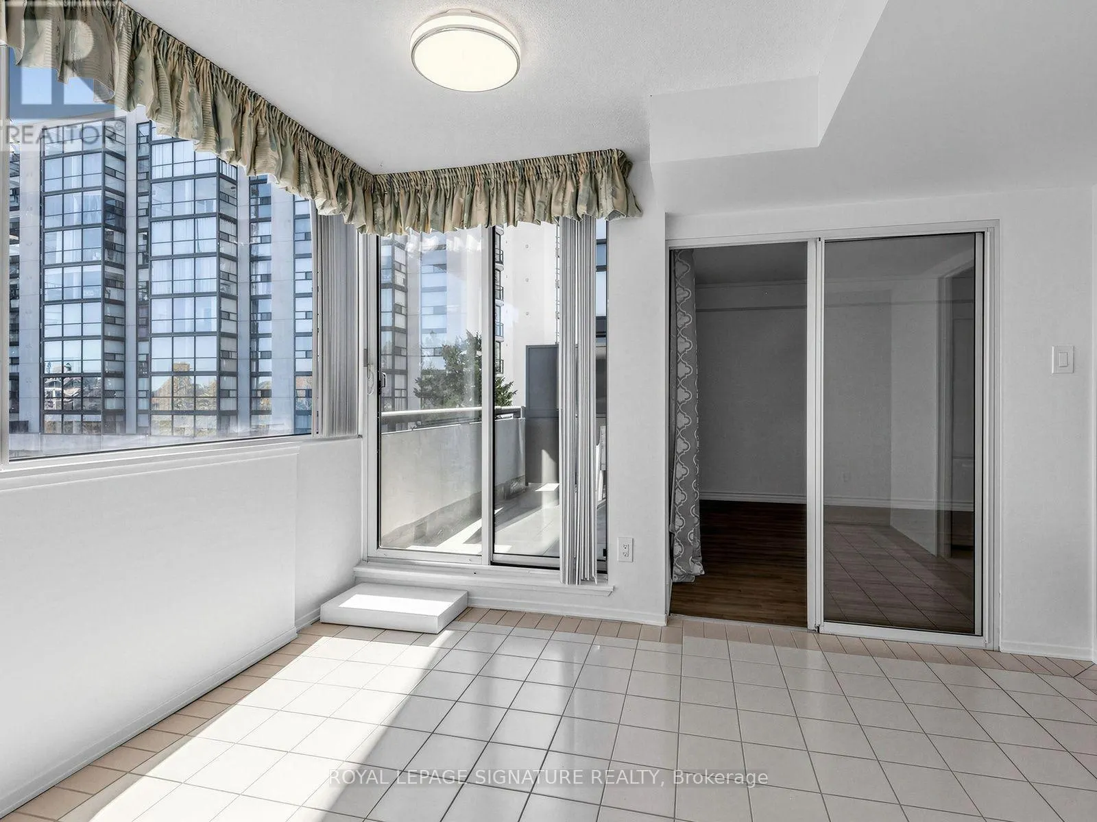 303 - 20 HARDING BOULEVARD W