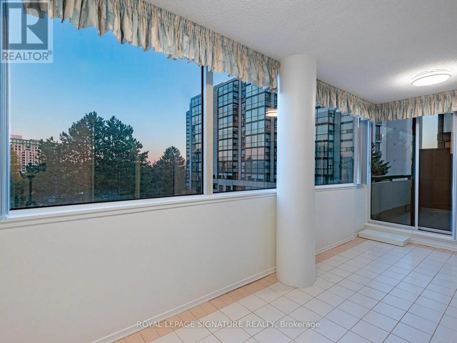 303 - 20 HARDING BOULEVARD W