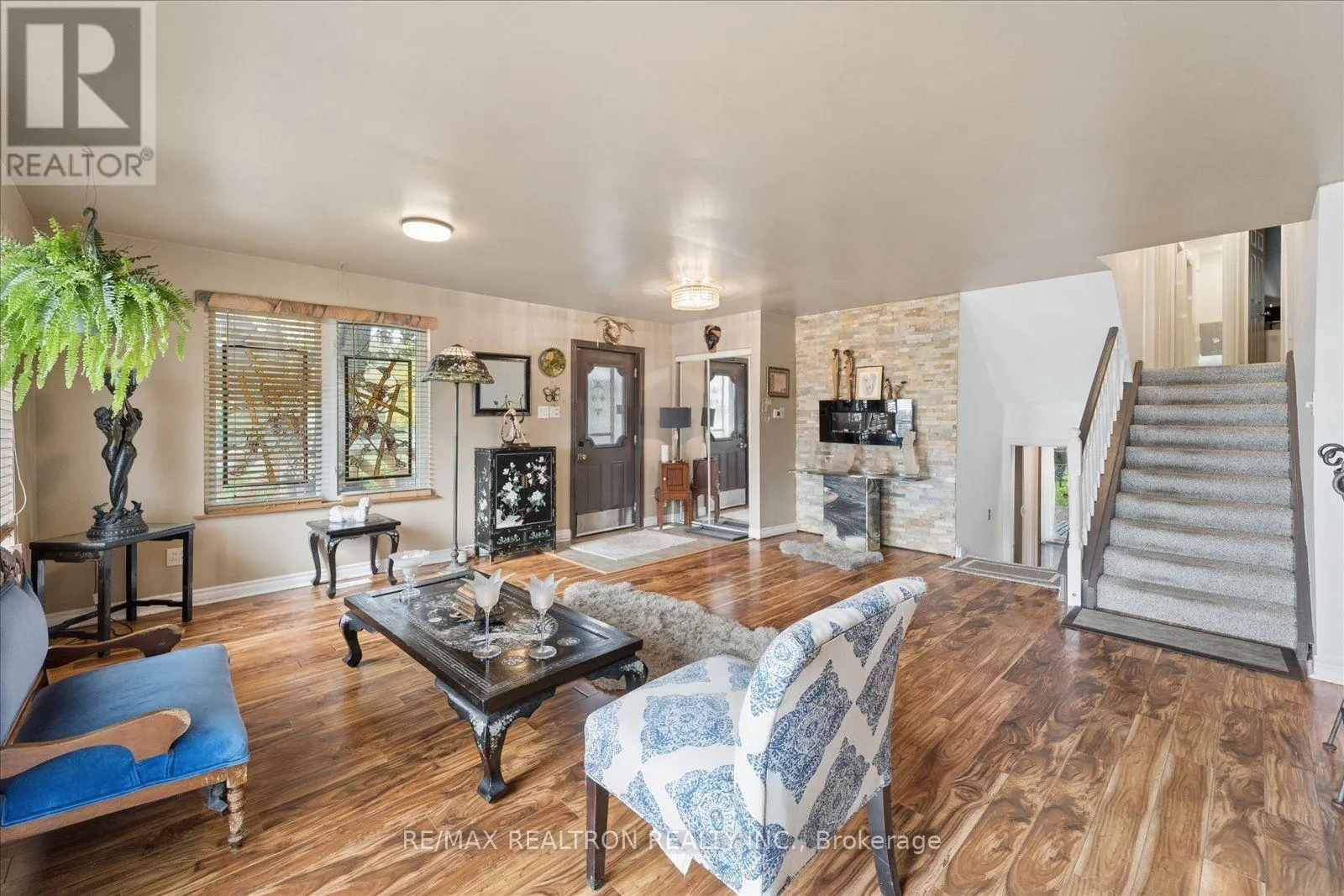 435 LAKE DRIVE S