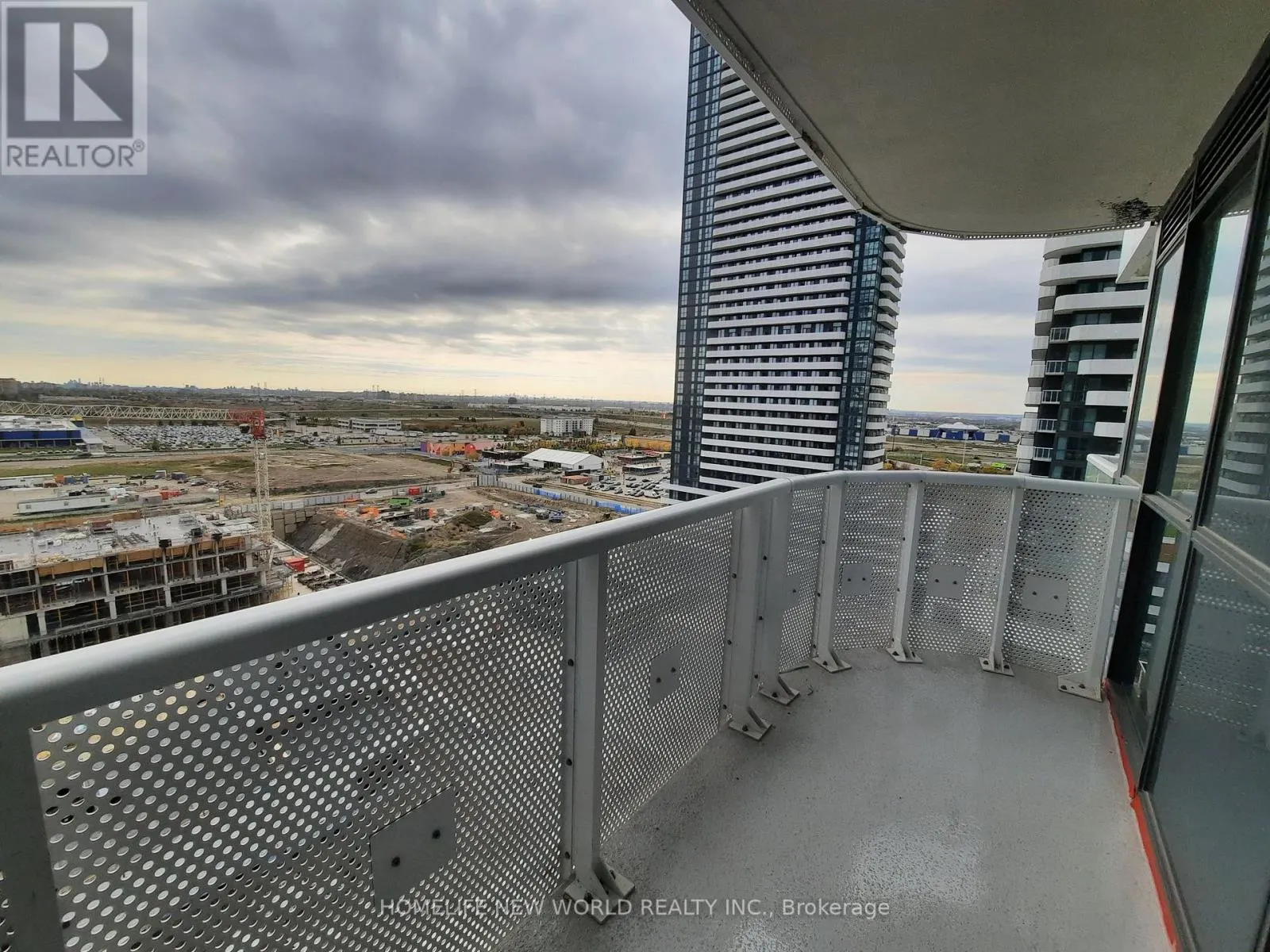 1112 - 8 INTERCHANGE WAY