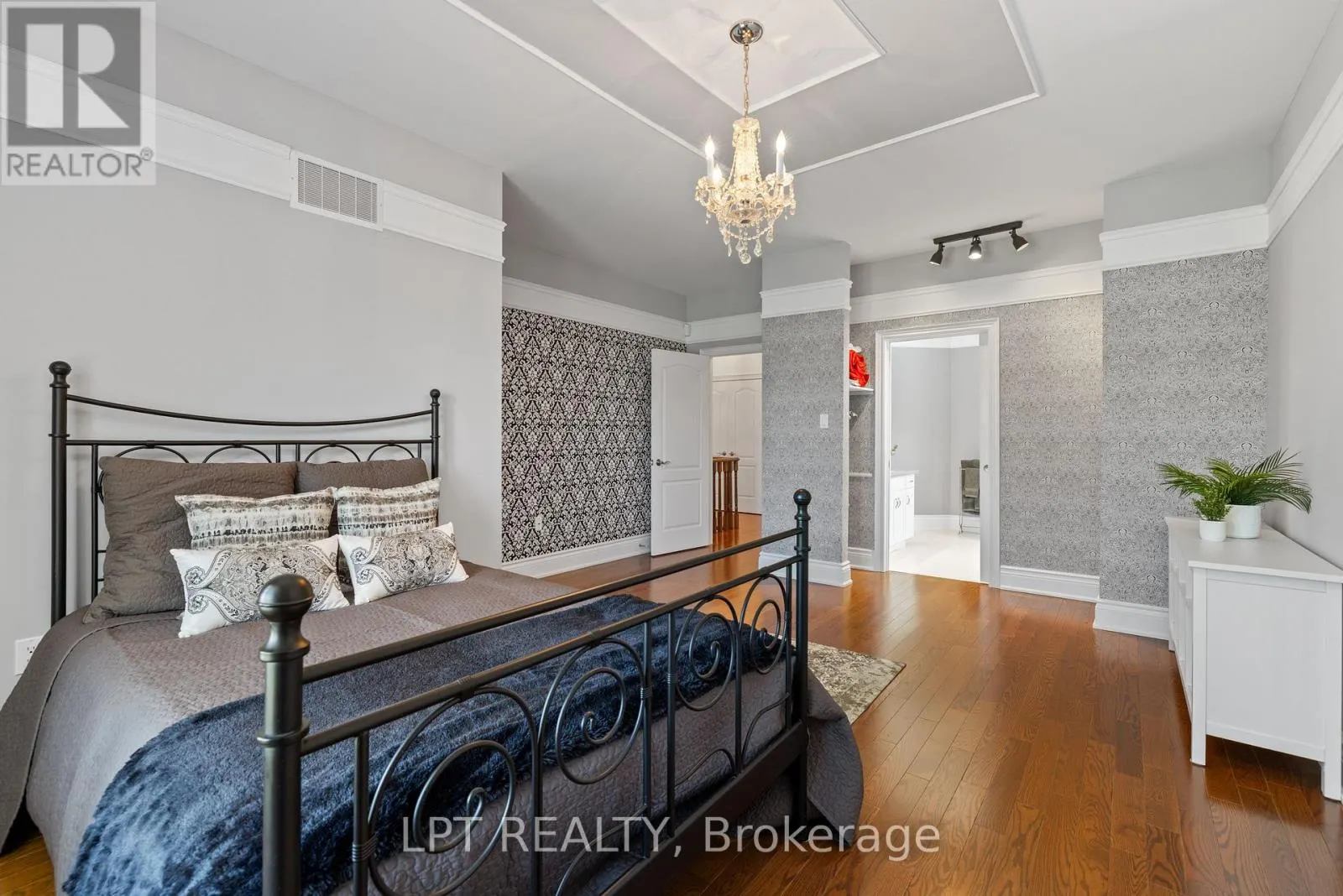5 WOLFORD COURT