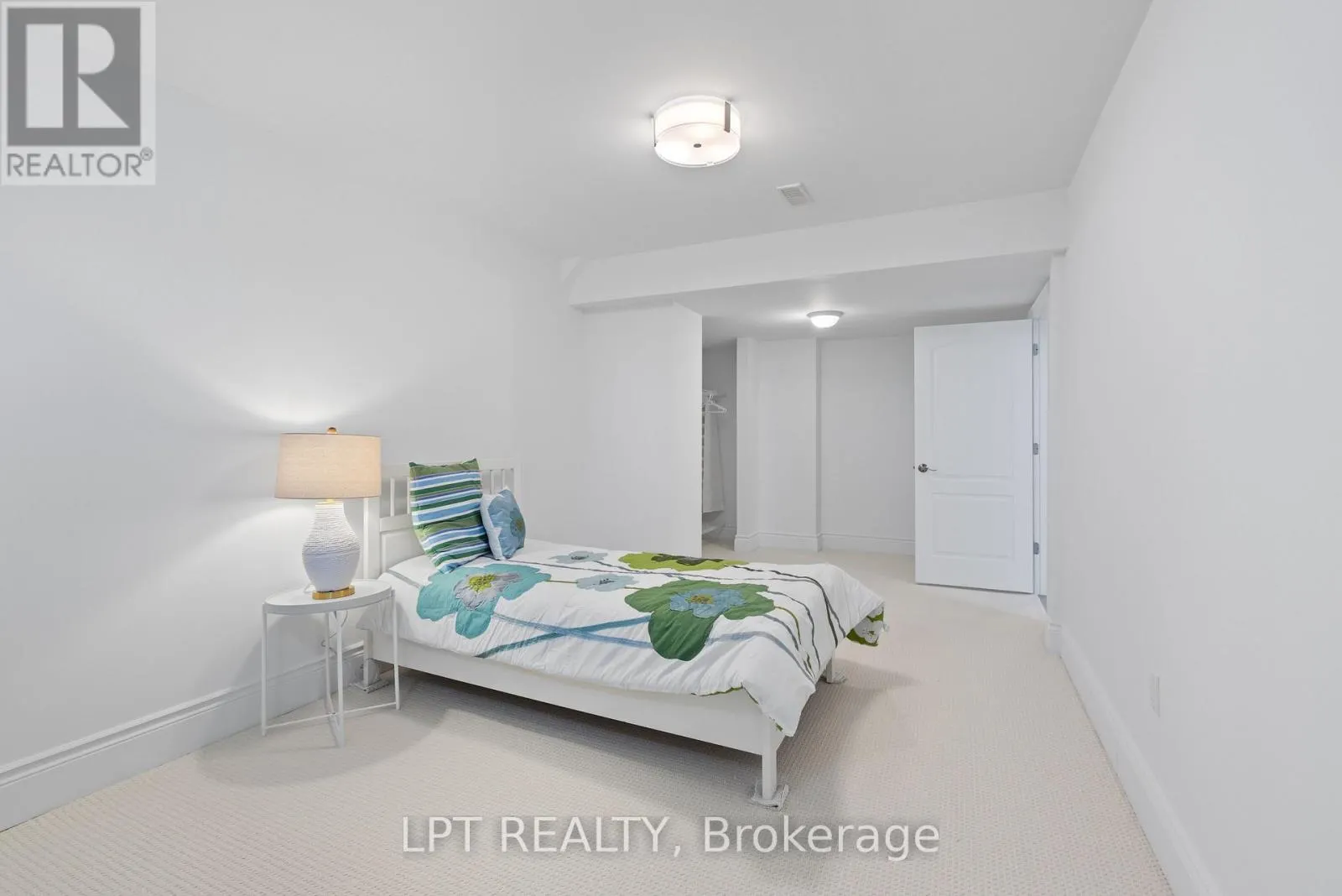 5 WOLFORD COURT