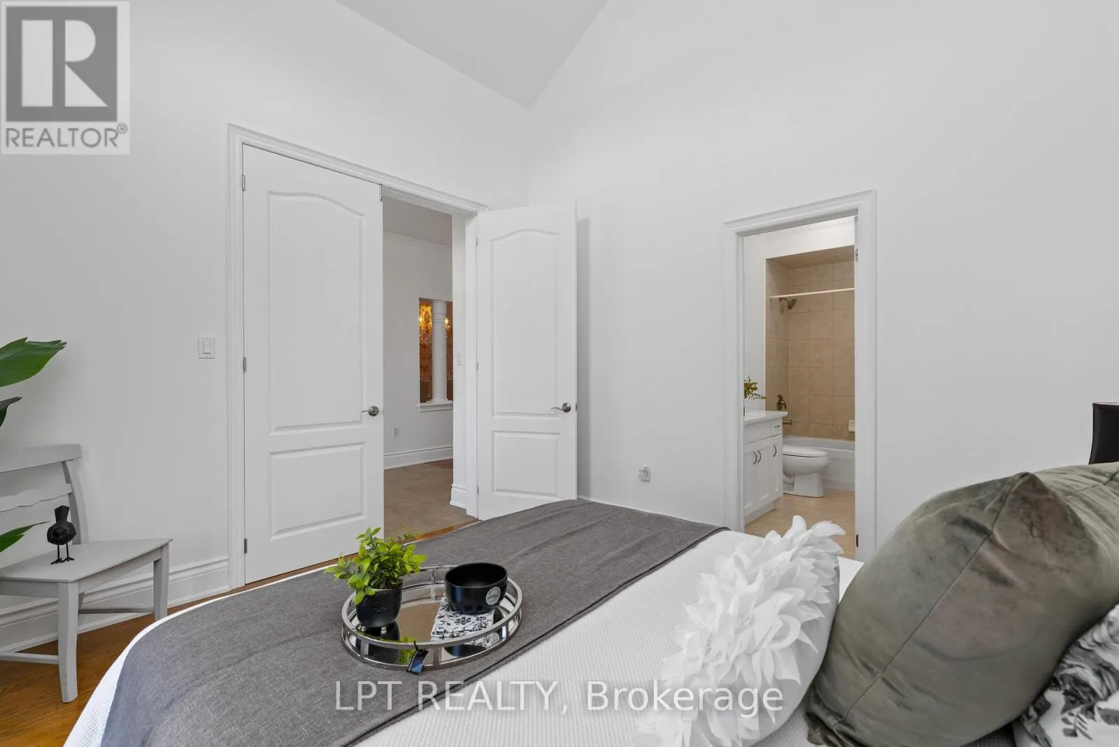 5 WOLFORD COURT