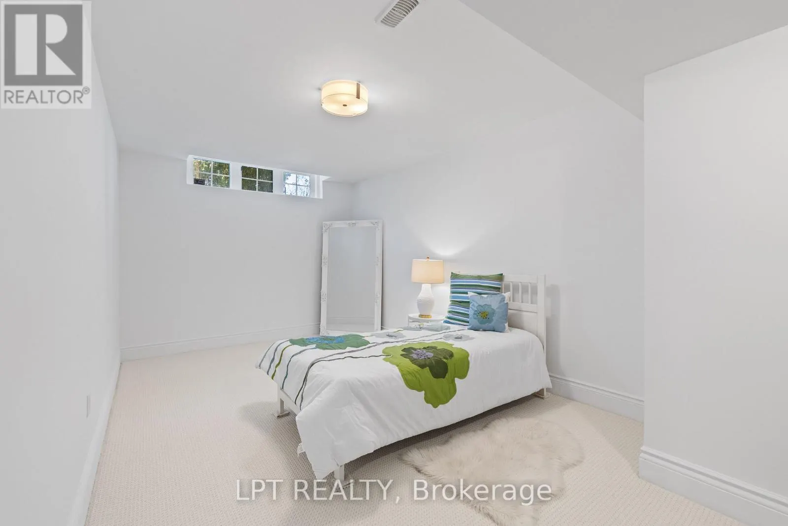 5 WOLFORD COURT