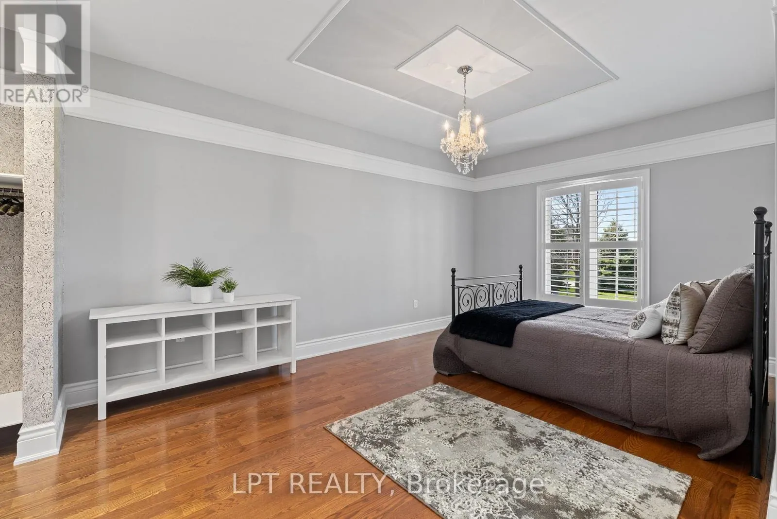 5 WOLFORD COURT