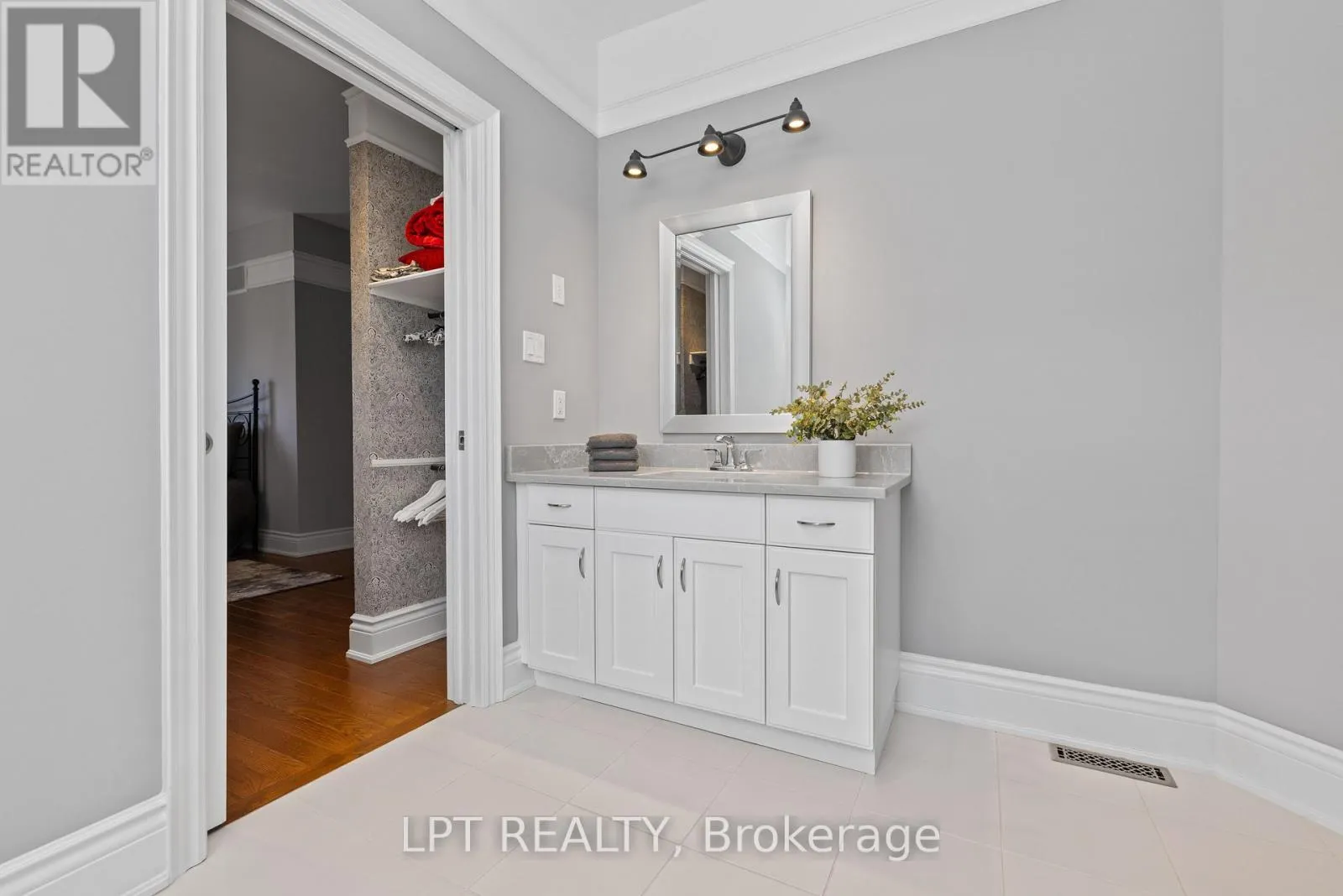 5 WOLFORD COURT