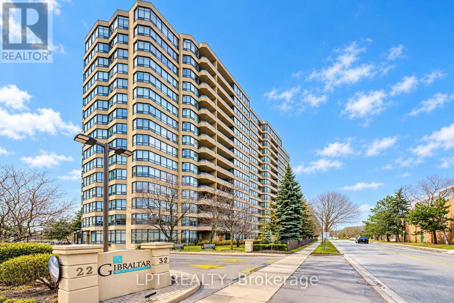 521 - 32 CLARISSA DRIVE