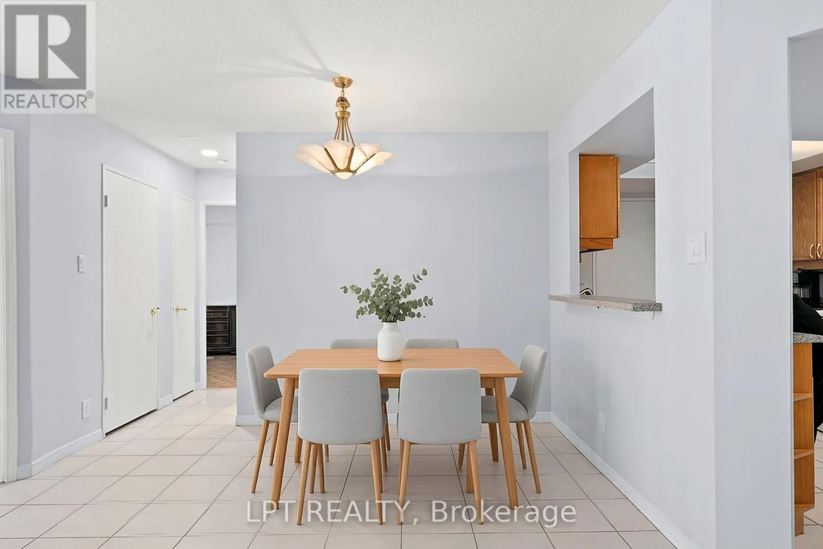 521 - 32 CLARISSA DRIVE