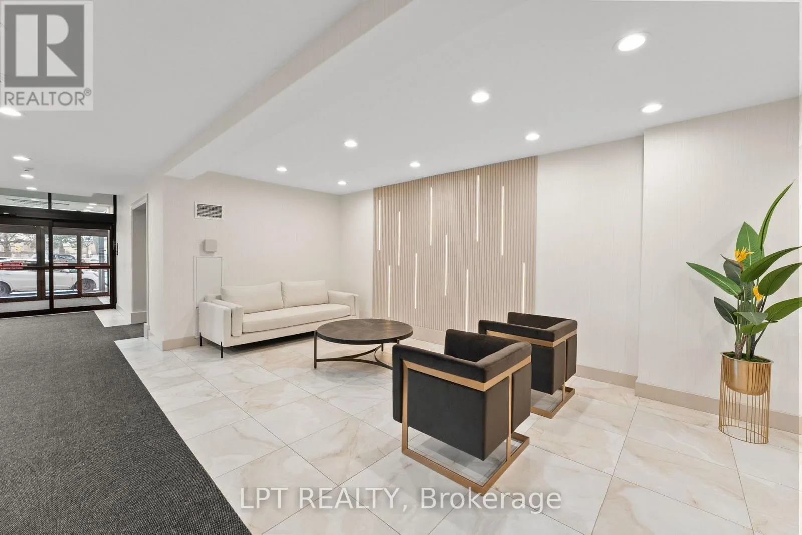 521 - 32 CLARISSA DRIVE