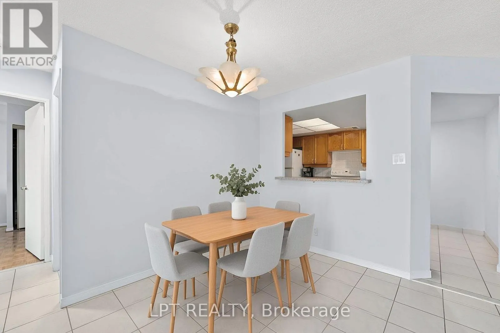 521 - 32 CLARISSA DRIVE