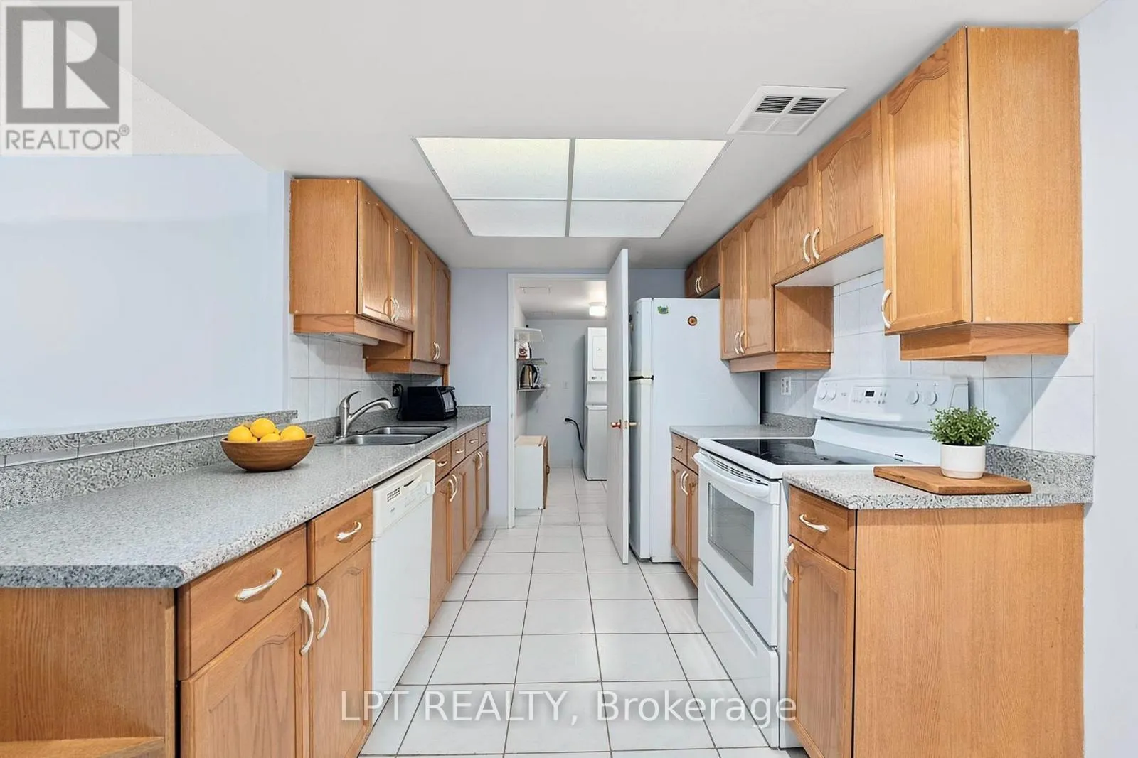 521 - 32 CLARISSA DRIVE