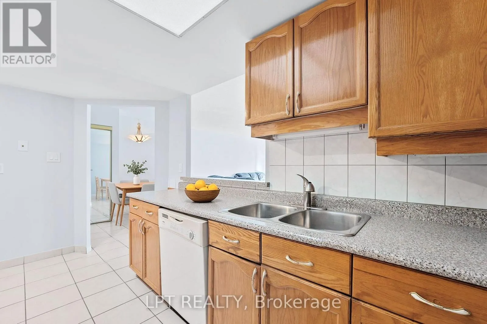 521 - 32 CLARISSA DRIVE