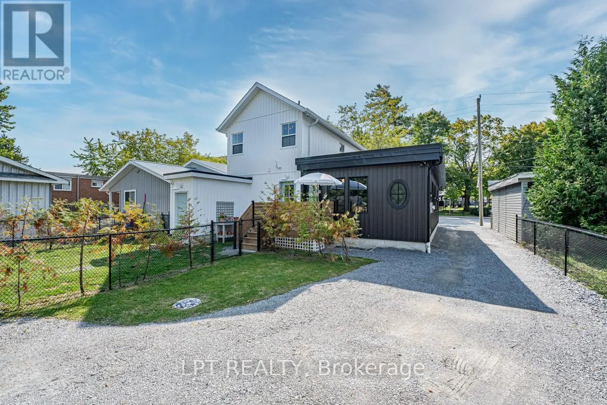944 LAKE DRIVE E