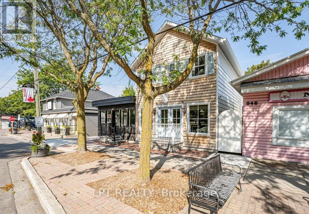 944 LAKE DRIVE E