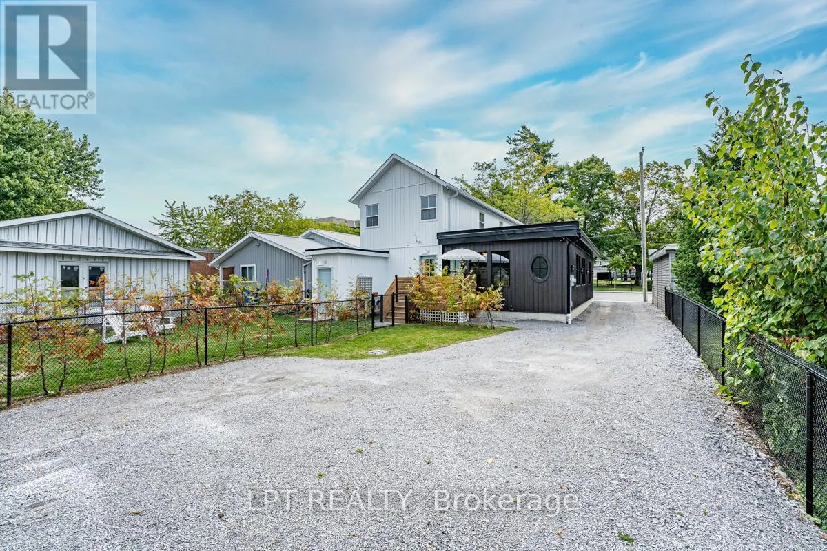 944 LAKE DRIVE E