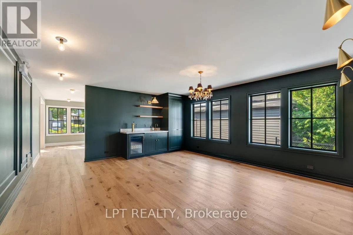 944 LAKE DRIVE E