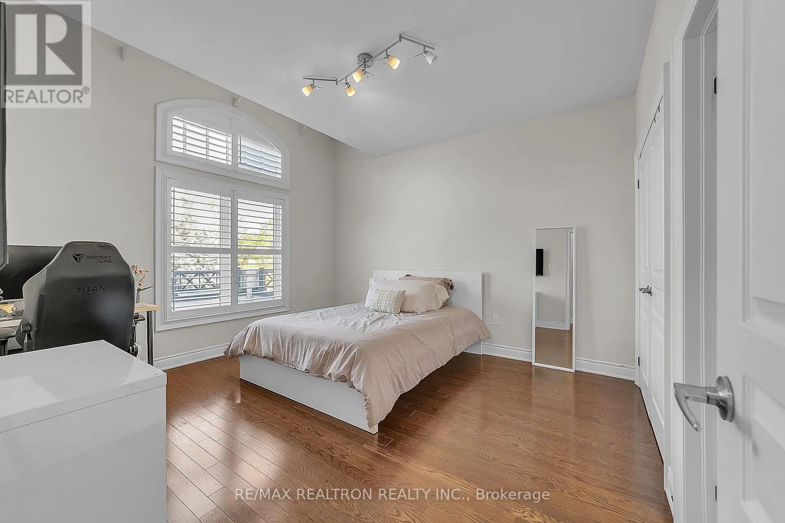 20 ROCK ELM COURT