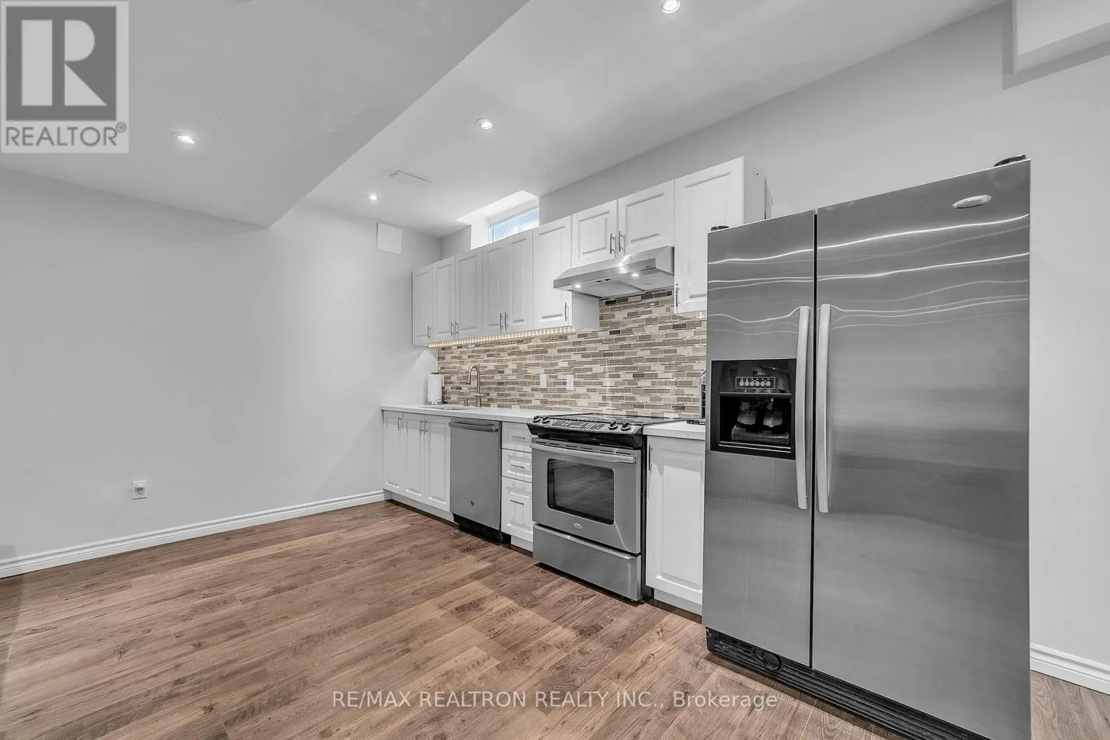 20 ROCK ELM COURT
