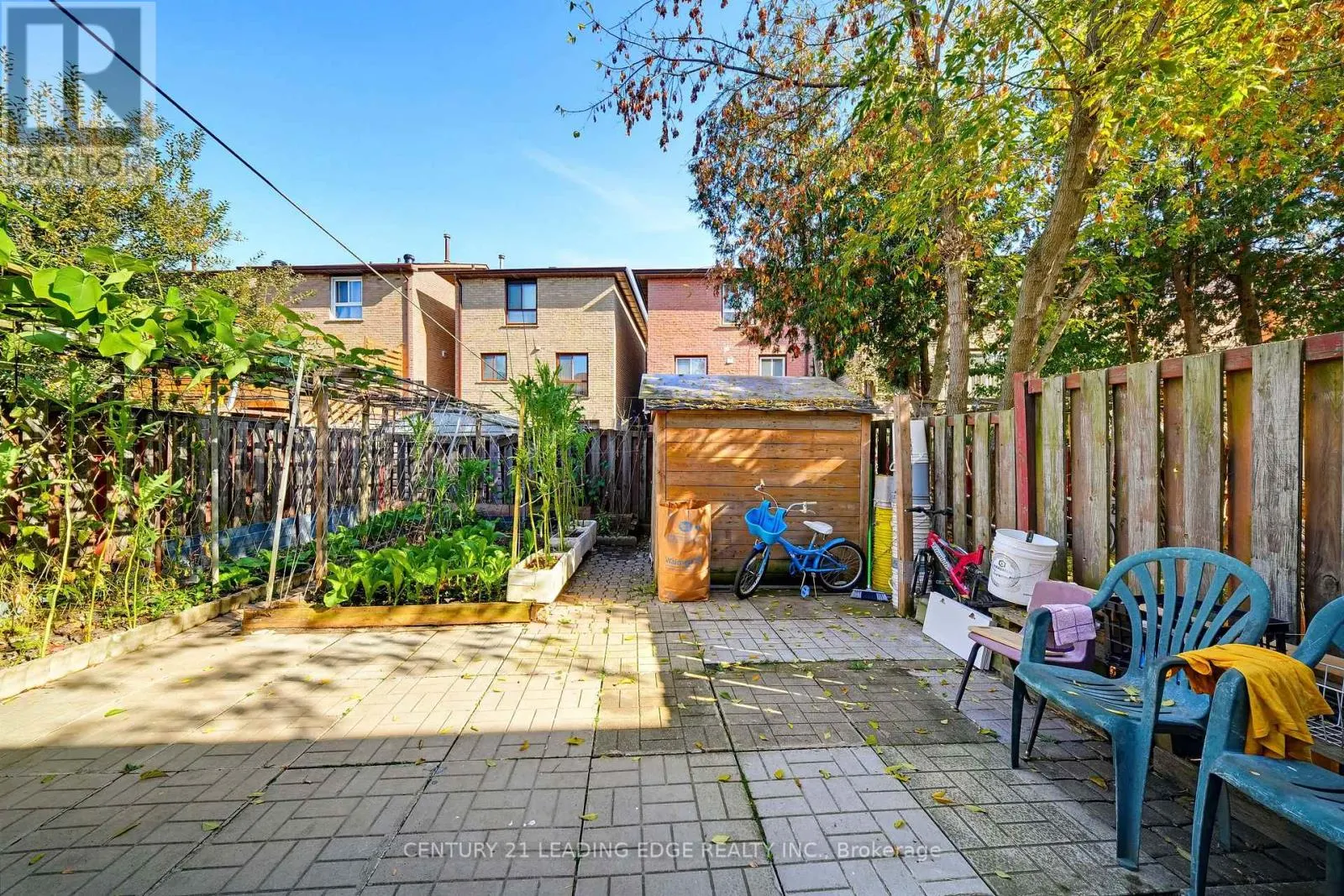 25 CROXLEY GREEN