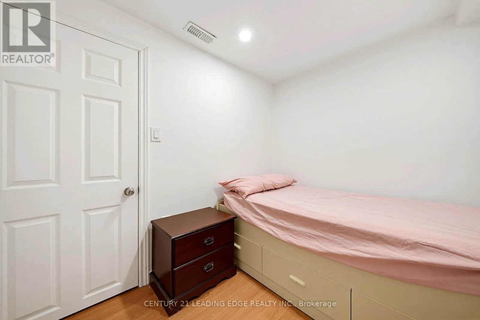 25 CROXLEY GREEN