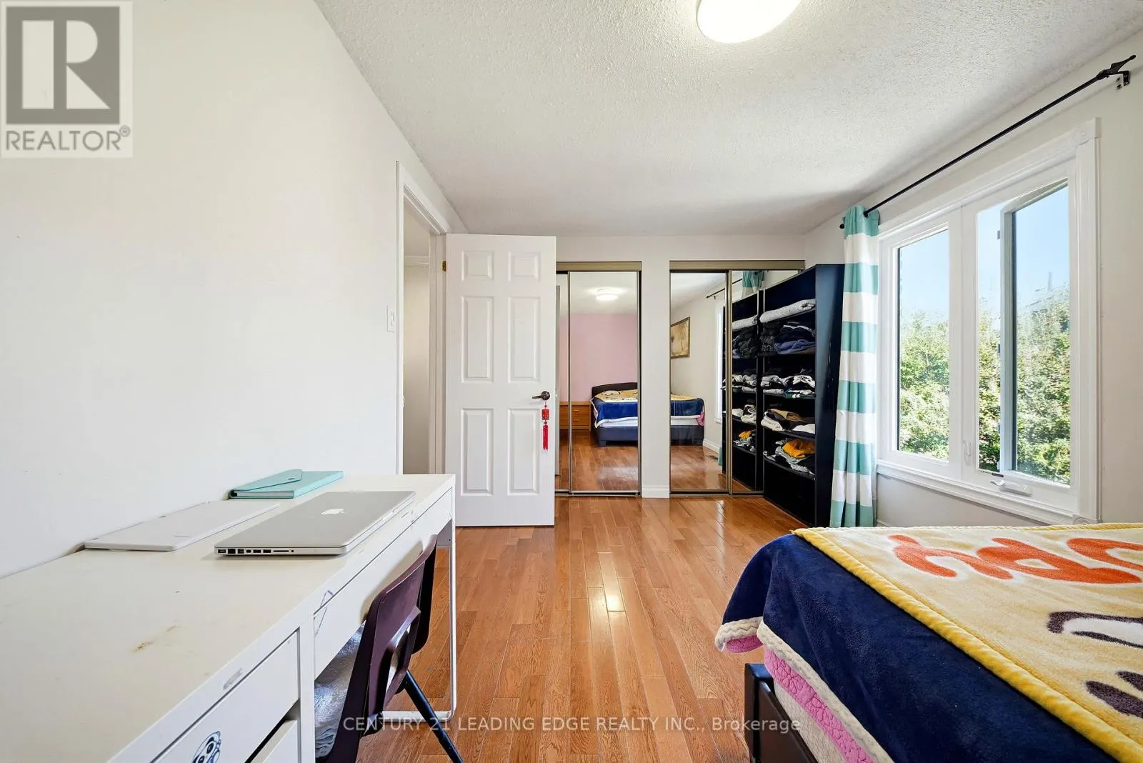 25 CROXLEY GREEN