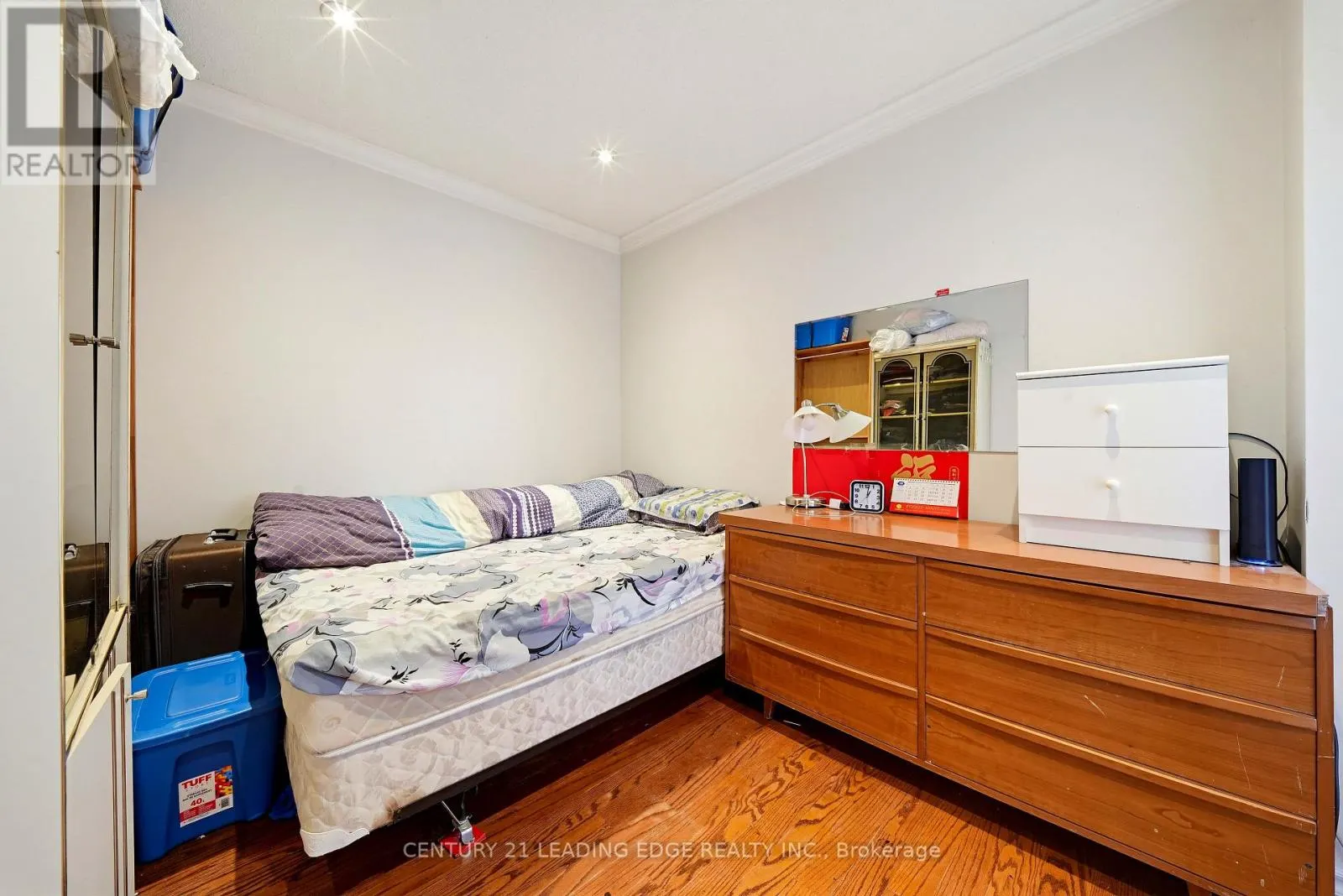 25 CROXLEY GREEN