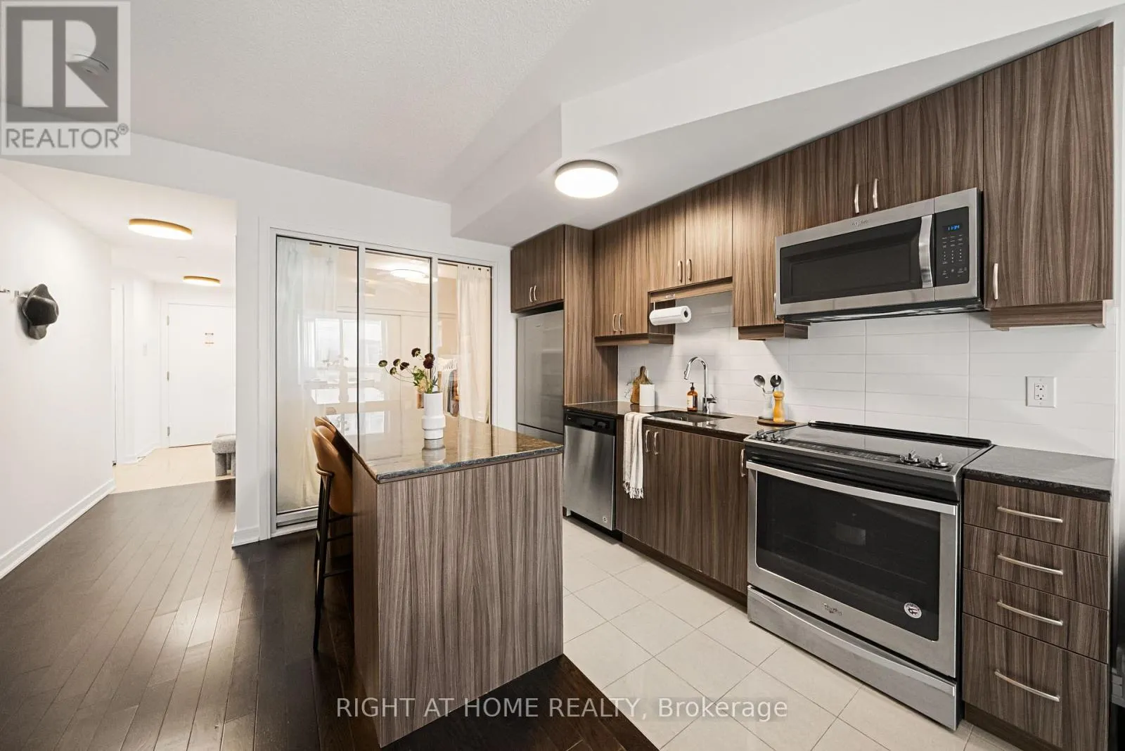 610 - 9201 YONGE STREET