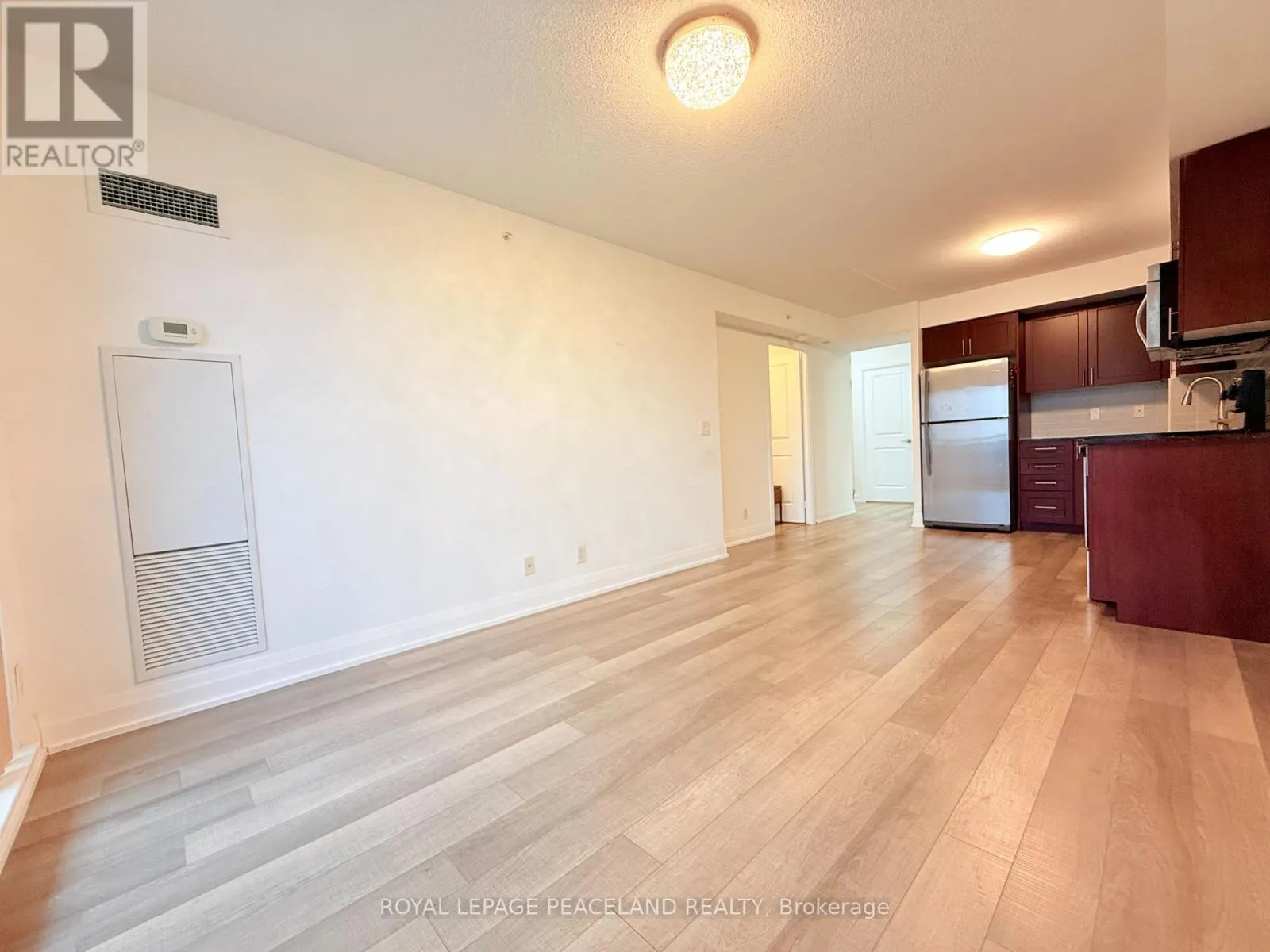 727 - 372 HIGHWAY 7 E